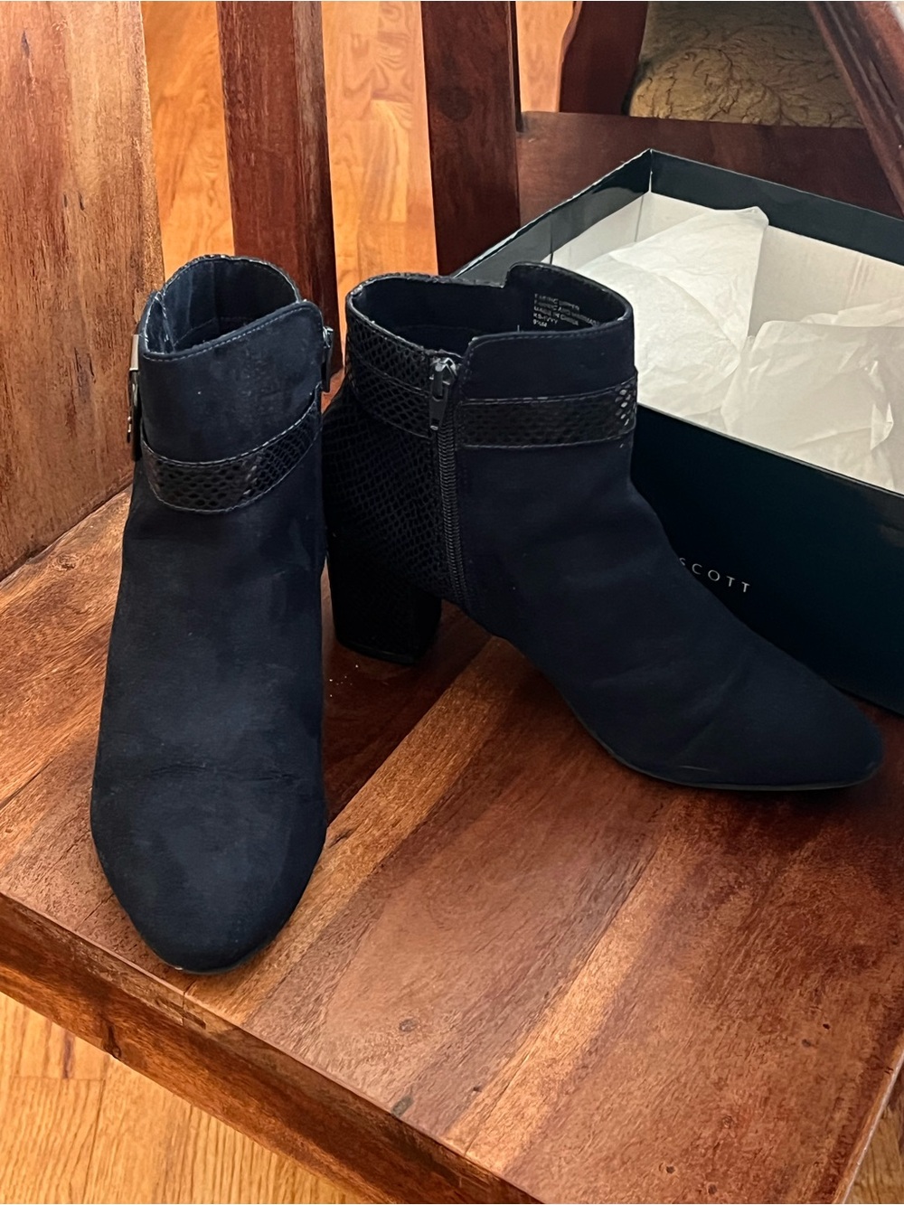 Karen Scott Ivyy women's ankle bootie in navy, size 9.5 mixed media